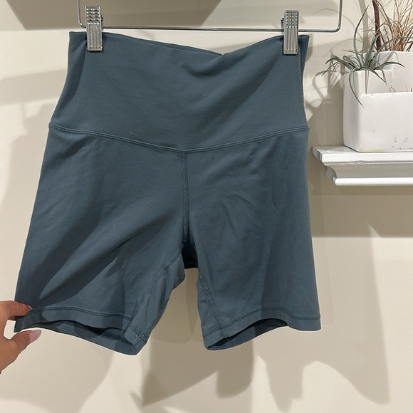 WORKOUT SHORTS SIZE SMALL - Picture 2 of 4